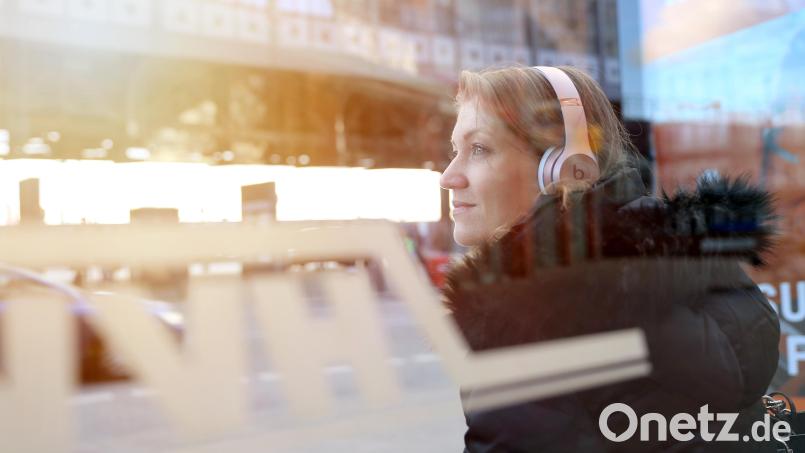 Hören, wann und wo man will: Flexibilität ist ein Grund für den Erfolg von Podcasts. Bild: Mascha Brichta/dpa