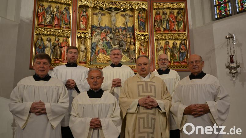 Seniorenministranten in Tirschenreuth: Der Donnerstagstrupp beim Gruppenfoto vor dem Altar. Mit dabei auch Gerhard Schultes (hinten, rechts), hauptamtlicher Mesner, der ab und zu auch mit ministrieren muss. Bild: szl