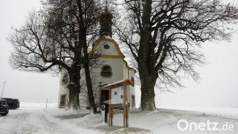 Die sowieso schon außergewöhnlich schöne Jakobuskirche in Marchaney ist um ein Schatzkästchen reicher geworden. Die Gymnasiasten haben mit einer Informationstafel über Jakobus wertvolle Arbeit geleistet für interessierte Vorbeikommende aus der Heimat und aus aller Welt. . Bild: ubb