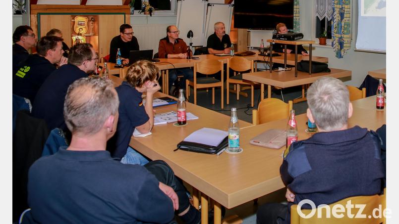 Vertreter verschiedener Institutionen, die auf der Autobahn im Einsatz sind, trafen sich zur Winterdienstbesprechung in Haselmühl. Bild: egl