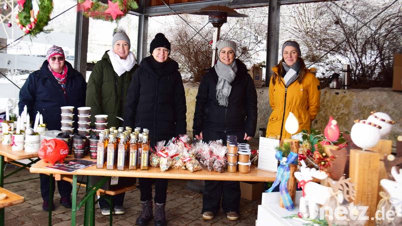 Allerhand Advents- und Weihnachtsartikel bot der Elternbeirat der Kindertagesstätte St. Vitus um die Vorsitzende Isabell Ebert (Zweite von links) an. Über den Unternehmungsgeist freute sich Kita-Leiterin Sabrina Stibbe (rechts). Bild: no