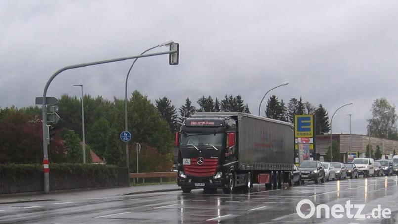 Ein Dorn im Auge war den CSU-Fraktionsmitgliedern und Bürgermeister Hermann Falk die Ampelschaltung auf der B 14 an der Kreuzung beim so genannten Klinger-Eck. Dort bildet sich wegen der langen Rot-Phase in Richtung Schnaittenbach ein Fahrzeugstau, der bis zum St.-Wolfgang- Kindergarten, manchmal sogar bis zur Einmündung der aus Kohlberg kommenden Staatsstraße reicht. Bild: u