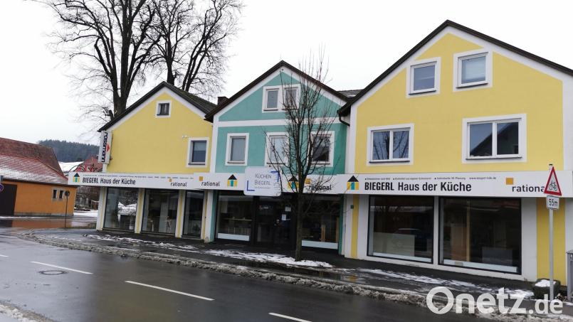 Das „Haus der Küche“, 1993 von Johann Biegerl gegründet, gehört seit Anfang 2021 als Tochterunternehmen zu „Küchen Schuster“ in Regensburg. Nach knapp einem Jahr bleibt es im Laden dunkel. Bild: Portner