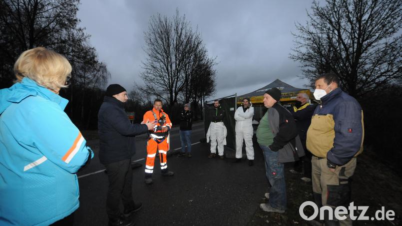 Bürgermeister Sebastian Hartl (Zweiter. von links) gibt den anwesenden Marktgemeinderatsmitgliedern gemeinsam mit den Mitarbeitern des Bauhofs die Verhaltensregeln beim Abstieg in die Kanalisation vor und nennt auch die Gründe für diesen nicht alltäglichen Termin Bild: bey