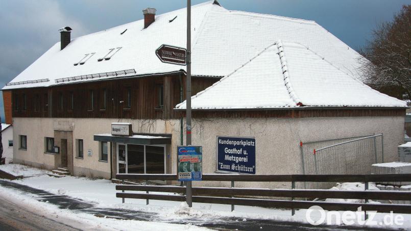 Über eine Machbarkeitsstudie möchte der Markt Fuchsmühl klären, was mit dem ehemaligen Gasthof &quot;Zum Schützen&quot; (Bild) geschehen soll. Bild: wro