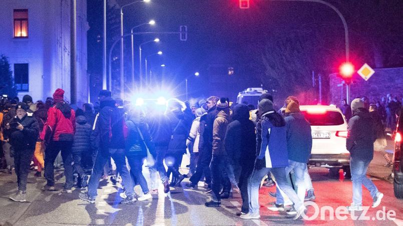 Dem Aufruf zu Protesten gegen die Corona-Schutz-Maßnahmen folgen in Freiberg montags regelmäßig mehrere hunderte Menschen. Die Polizei begleitet die Proteste mit einem größerem Aufgebot. Bild: Daniel Schäfer/dpa