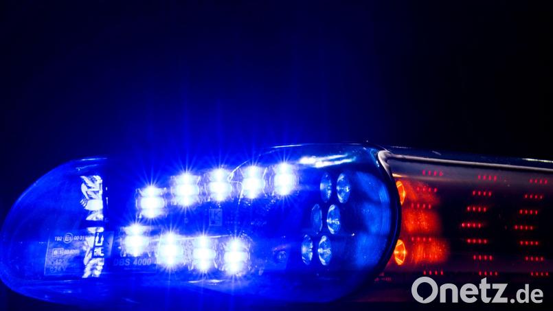 Ein Kleintransporter wurde in Weiden umgeworfen. Die Polizei ermittelt. Symbolbild: Monika Skolimowska/dpa-Zentralbild/ZB