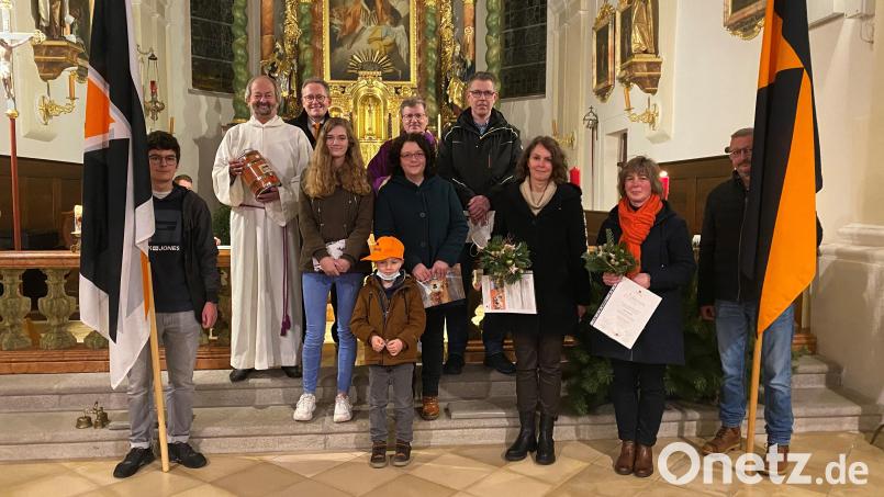 Treue Mitglieder zeichnete die Kolpingfamilie Waldershof aus. Unser Bild zeigt (hinten, von links) Helmut Härtl, Vorsitzenden Christian Kastner, Stadtpfarrer Bernd Philipp und Lars Meixner sowie (vorne, von links) Joshua Härtl, Isabella Stich, Jannik Meixner, Bianca Meixner, Christa Andritzky, Karin Schücke und Norbert Härtl. Bild: fpoz