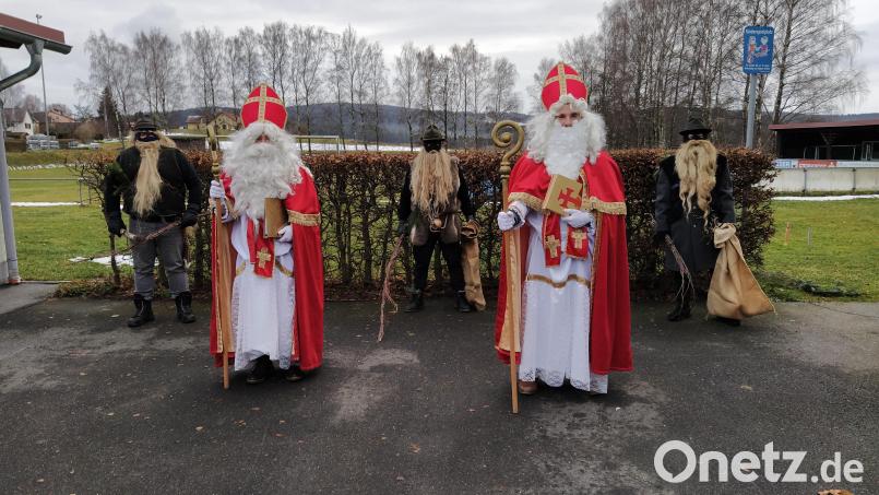 Von der Landjugend werden alle Jahre die Teams mit Nikolaus und Knecht Ruprecht zu den Familien geschickt. Im Bild (von links) Krampus Christian Pecher, Nikolaus Tobias Schwamberger, Krampus Hannes Heldwein, Nikolaus Michael Heldwein und Krampus Florian Schwamberger. Bild: rdh