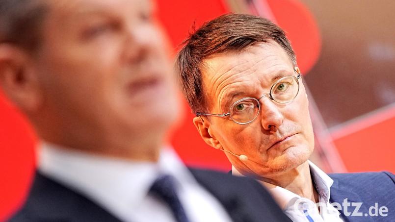 Karl Lauterbach (SPD), designierter Bundesminister für Gesundheit, steht bei der Vorstellung der SPD-Minister und -Ministerinnen durch den designierten Bundeskanzler Scholz (SPD), im Willy-Brandt-Haus. Bild: Michael Kappeler/dpa