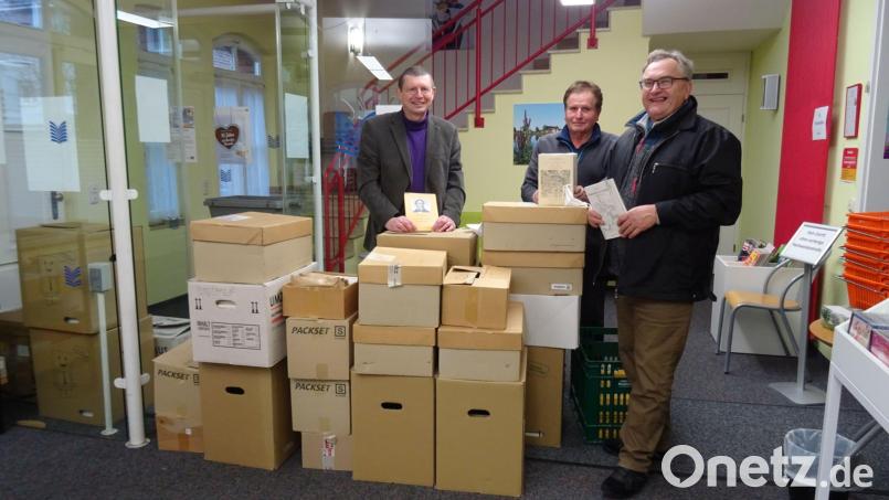 Kurz vor dem Abtransport der Bücher in der Tirschenreuther Stadtbücherei Tirschenreuth. Von links: Christian Ferstl, Vorsitzender der Johann-Andreas- Schmeller-Gesellschaft, Franz Geltinger und Jakob Oßner, beide Cimbern-Kuratorium. Bild: heb