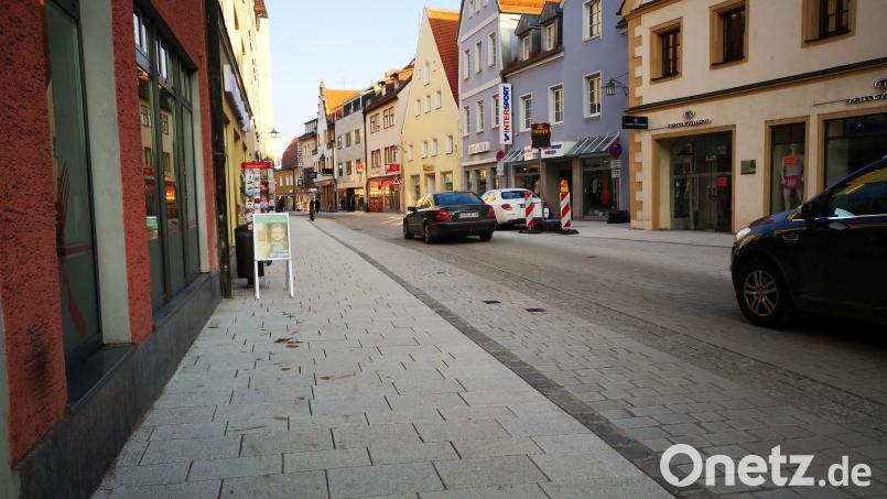 Autos in der Friedrich-Ebert-Straße, aber keine Fußgänger – kein ungewohntes Bild. Die CSU hat in ihrem neuesten Antrag eine ganz andere Vision: Fußgänger in der Friedrich-Ebert-Straße, aber keine Autos; zumindest an den Wochenenden und den Feiertagen. Fraktionsvorsitzender Andreas Wopperer hätte diesen Vorschlag gerne im Stadtrat oder einem seiner Ausschüsse besprochen. Bild: Thomas Dobler