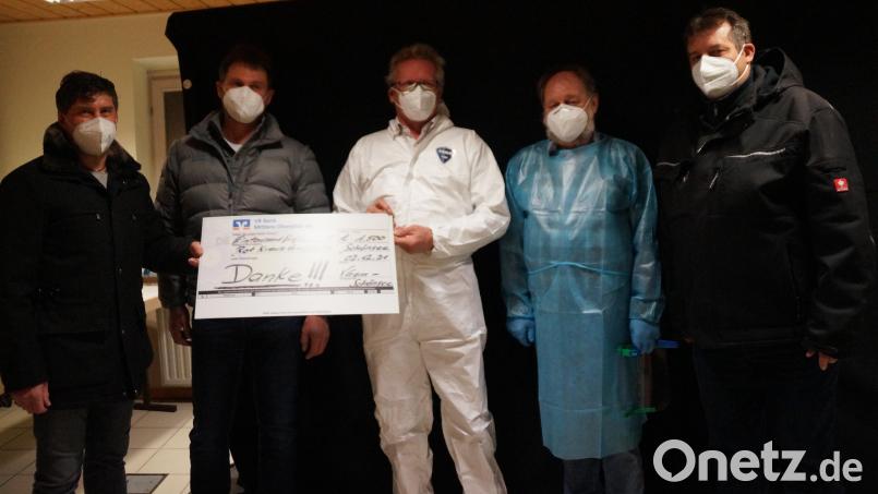 VG-Vorsitzender Gerald Reiter (links), stellvertretender Bürgermeister Christian Ring (Zweiter von links) und Bürgermeister Reinhard Kreuzer (rechts) übergaben einen Scheck über 1500 Euro an die BRK-Bereitschaftsleiter Hans Eichstetter und Josef Kreuzer (von links) als Dank für das ehrenamtliche Engagement bei den Corona-Testungen. Bild: wel