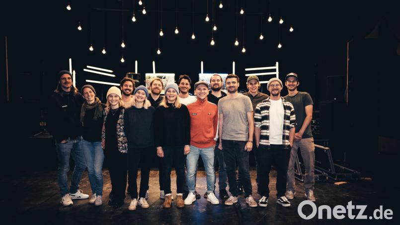 Christian Gold (links) und Lukas Höllerer (Sechster von links) sind Teil der Clique, die in Weiden auf verschiedenste Art Kultur auf die Beine stellt. Bild: Sebastian Reiter
