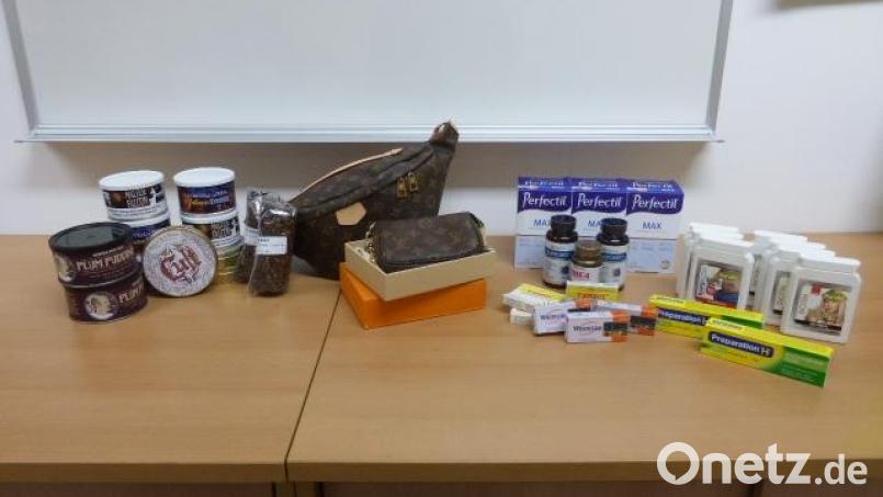 Der Zoll hat Arzneimittel und Handtaschen sichergestellt. Bild: Hauptzollamt Regensburg/exb