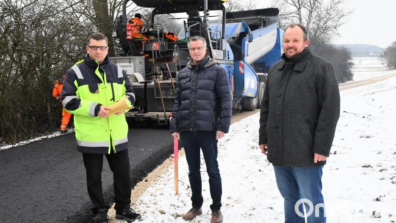 Baudirektor Stefan Noll vom Staatlichen Bauamt unterrichtete die beiden Bürgermeister der am Bau des Radweg-Teilabschnittes beteiligten Gemeinden, Hermann Falk und Christian Drexler, über den Baufortschritt. (von links) Bild: sche