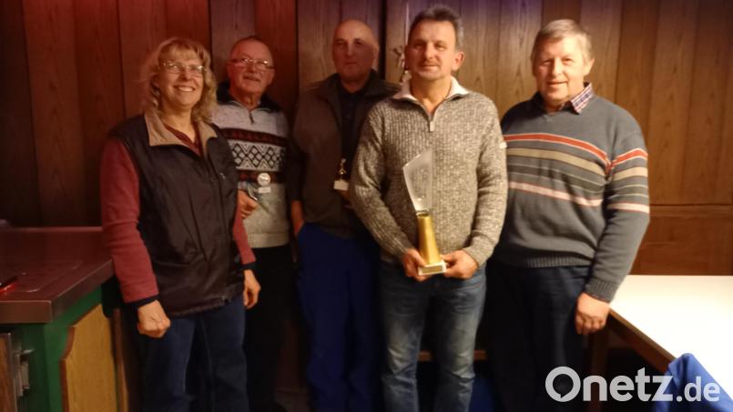 Preisrichterin Ruth Menath (von links) gratulierte Karl Bodensteiner Karl, Johann Glaser und Eduard Zitzmann zu ihren Zuchtergebnissen. Rechts im Bild Vorsitzender Martin Fuchs. Bild: Martin Fuchs/exb