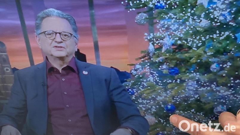 Günter Grünwald befasste sich in seiner Sendung am 3. Dezember mit dem Diebstahl einer Christbaumkugel in Pfreimd. Diese war damals rot. Da hätte er sich schon als Referenz rote an den Baum hängen können. Oder wollte er nicht in Verdacht geraten? Bild: Völkl