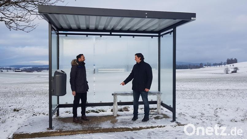 Bürgermeister Armin Bulenda (links) und Ortssprecher Thomas Kleber nahmen das neue Buswartehäuschen in Ödbraunetsrieth in Augenschein und stellten keinerlei Mängel fest. Bild: gi