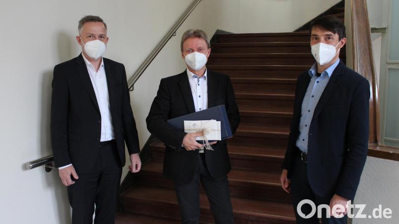 Vorstand Michael Hoffmann (links) und Kaufmännischer Direktor Michael Gleißner (rechts) dankten dem langjährigen Finanzchef der Kliniken Nordoberpfalz AG, Manfred Tretter. Bild: Kliniken Nordoberpfalz, Michael Reindl/exb