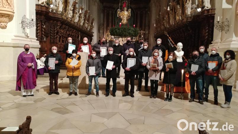 Die Geehrten der Kolpingsfamilie in der Basilika zusammen mit Präses Stadtpfarrer Dr. Thomas Vogl (links) und dem Vorsitzenden Werner Hahn (hinten rechts neben der Büste des Gesellenvaters Adolph Kolping). Bild: Kolping Waldsassen/exb