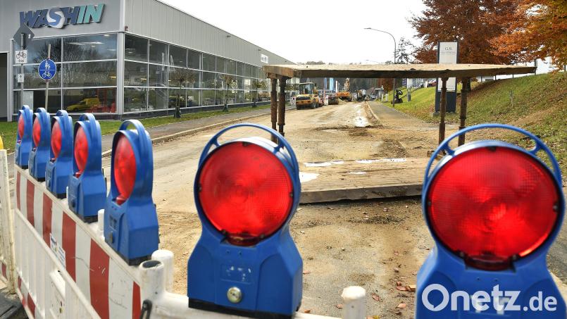 Wegen Kanalbauarbeiten ist die Sulzbacher Straße seit Anfang September gesperrt. Ab Freitag kann man hier aber wieder durch, teilt der Zweckverband Nachverkehr Amberg-Sulzbach mit. Archivbild: Petra Hartl