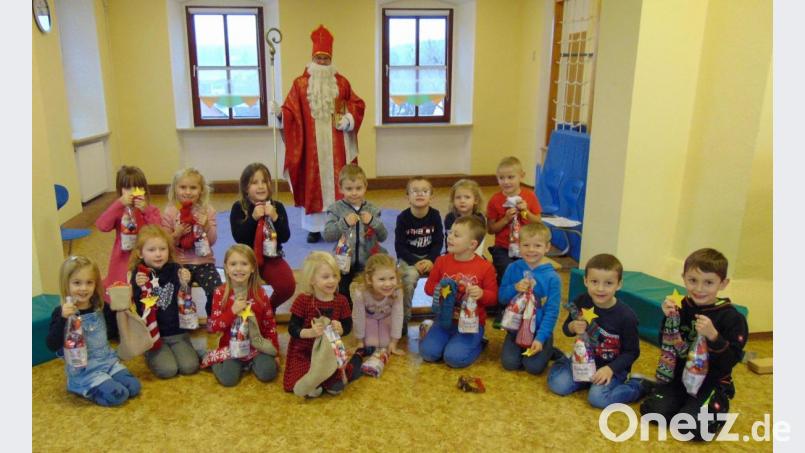 Kleine Geschenke verteilte der Nikolaus bei seinem Besuch im Kinderhaus Dorfpiraten. Bild: Kinderhaus Dorfpiraten/exb