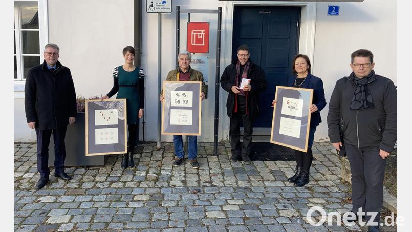 Bürgermeister Michael Göth, Stadtbibliotheks-Leiterin Christine Hollweck, Drucker und Schriftsetzer Helmut Spieß, Stadtheimatpfleger Markus Lommer, Bibliotheksmitarbeiterin Olga Schneider und Kulturamtsleiter Fred Tischler (von links) bei der Präsentation der kunstvoll verzierten Seidel-Lettern. Bild: Stadtbibliothek Sulzbach-Rosenberg/exb
