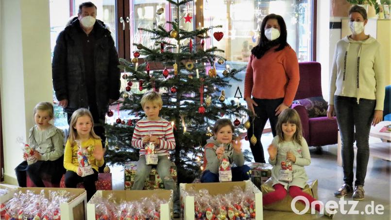 Maria Üblacker und ihre Kollegin Christina Sladky (Mitte und rechts) freuten sich sehr über 120 Nikolaus-Päckchen, die Franz Göhl (li.) vom Lions Club am Montag vorbeigebracht hat. Natürlich jubelten auch die Kinder. Bild: ubb