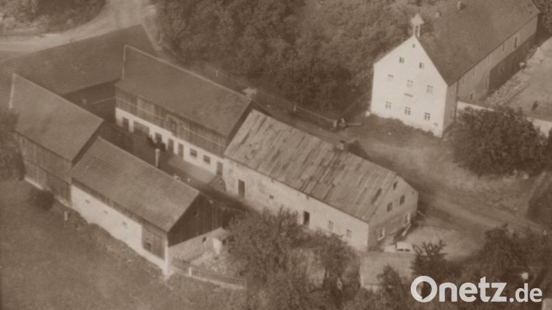 Aus der Flaschenbierhandlung im Anwesen &quot;Gougl&quot; (links) wurde 1971 der Landgasthof Gleißner, der anfangs von Paul und Therese Gleißner geführt wurde. Archivbild: Archiv Werner Robl