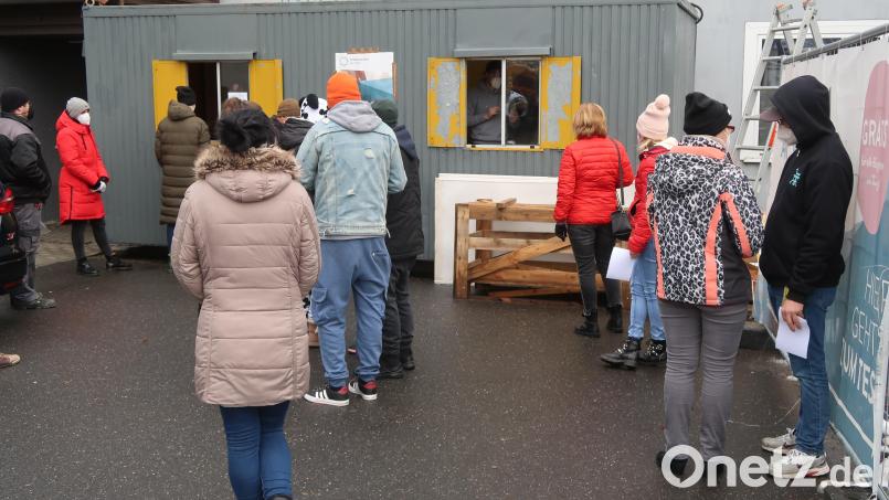 Wer die Teststation erreicht, hat eine rund halbstündige Wartezeit schon hinter sich. Bild: Kunz