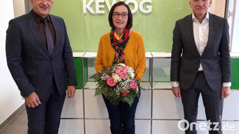Aufsichtsratsvorsitzender Roland Grillmeier (links) und Kewog-Geschäftsführer Bernd Büsching gratulierten Marion Spitzl zum Jubiläum. Bild: Kewog/exb