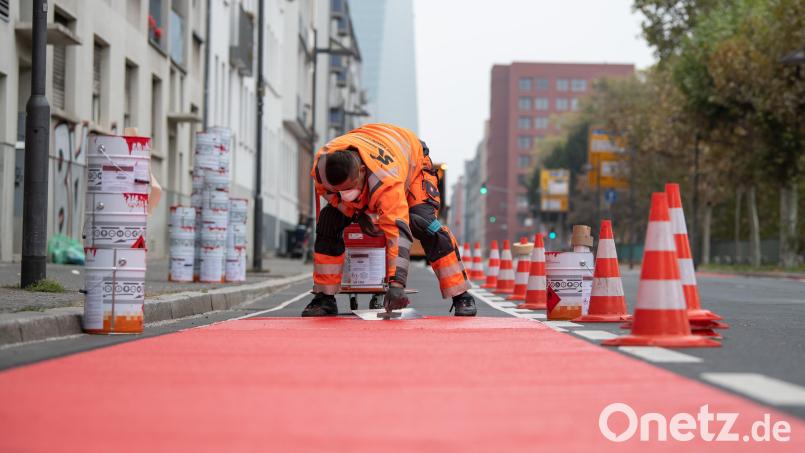 Rote Farbe auf Fahrradwegen könnte laut Christian Steger nach Ansicht fachlicher Stellen Radlern fälschlicherweise Vorfahrtsrecht suggerieren. Symbolbild: Silas Stein/dpa