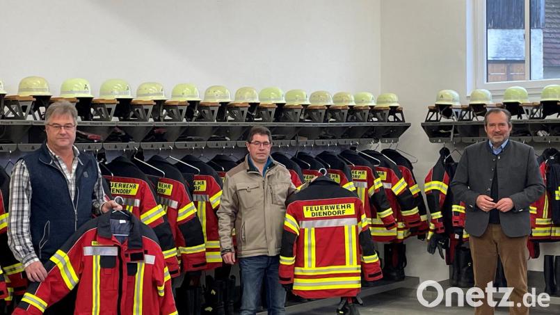 Kommandant Rudi Scharf (links) und sein Stellvertreter Bernhard Gleißner präsentieren die neuen Schutzanzüge Bürgermeister Frank Zeitler. Bild: Marko Pammer/exb