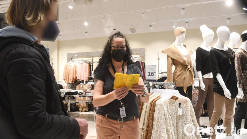 An Eingängen von Bekleidungsgeschäften muss ab Mittwoch die 2G-Regel bei Kunden kontrolliert werden. Bild: Gabi Schönberger