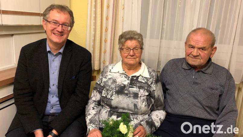 Bürgermeister Franz Grabinger gratulierte den Eheleuten Hildegard und Xaver Beinhölzl (von links nach rechts) zur eisernen Hochzeit. Bild: ga