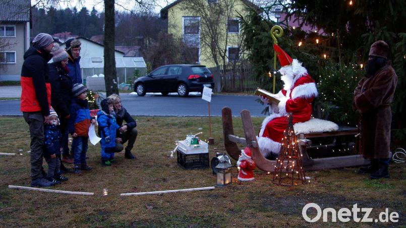Der Nikolaus-Abend am Dorfplatz startete kurz vor Einbruch der Dunkelheit. Im 15-Minuten-Takt wurden den Kindern &quot;die Leviten gelesen&quot;. Für die Mädchen und Jungen gab es Nikolaus-Säcken, die der Opel-Club Schönhaid bereitgestellt hatte. Bild: wro