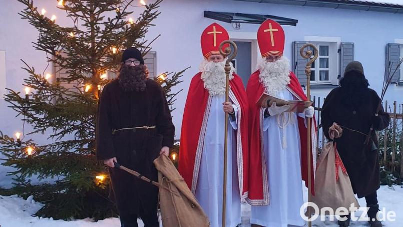 Der OWV Griesbach schickte nach Absprache Nikolaus und Knecht Ruprecht zu den Kindern. Bild: Thomas Bäuml/exb