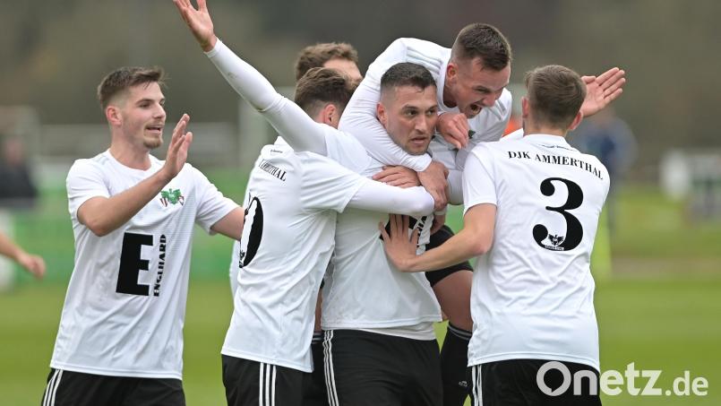 Ein Traumtor und der gefeierte Schütze: Mergim Bajrami (Mitte) zirkelte den Ball fast von der Mittellinie aus über Ansbachs Torwart Sebastian Heid ins Eck. Archivbild: ref