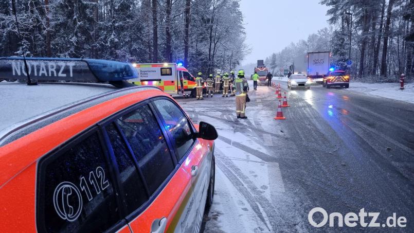 Bei einem Unfall in Sulzbach-Rosenberg am Dienstagmorgen, 7. Dezember, wurden zwei Menschen verletzt. Bild: blm