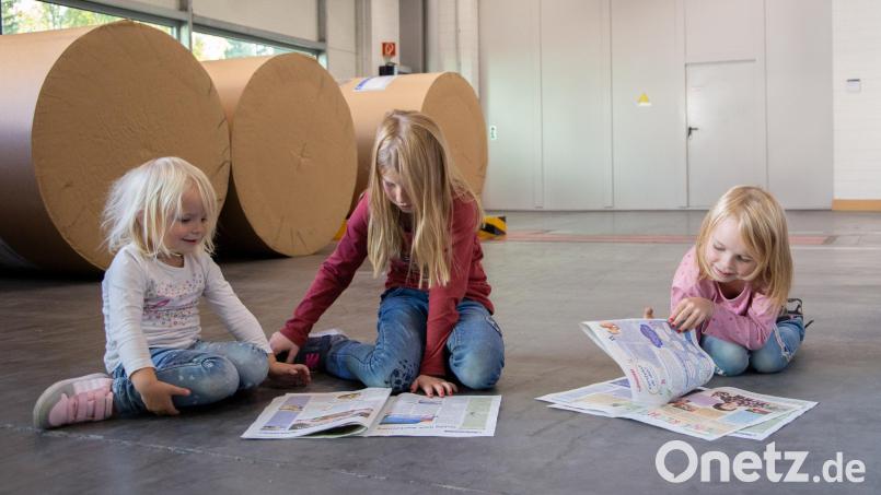 Spannende Lektüre: Beim Andruck der ersten Ausgabe der Kinderzeitung im Druckzentrum von Oberpfalz-Medien konnten die ersten Leser die druckfrischen Exemplare gleich durchblättern. Bild: Martin Zimmer