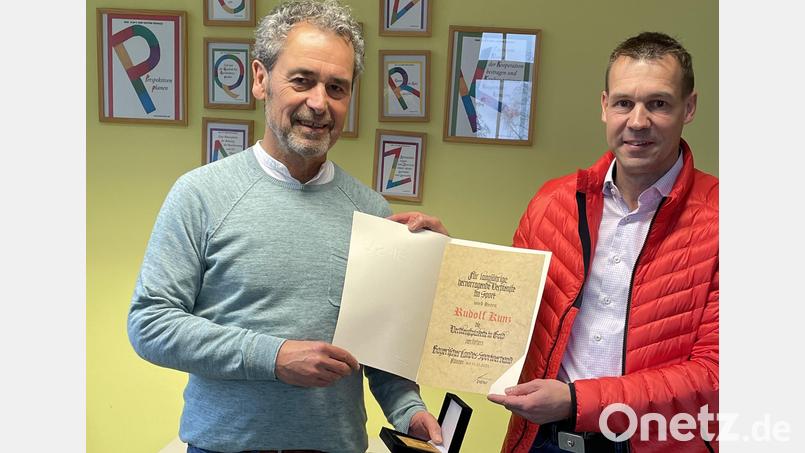 BLSV-Kreisvorsitzender Andreas Malzer (rechts) überreichte an Rudolf Kunz die Verdienstplakette in Gold nebst Urkunde. Bild: kro