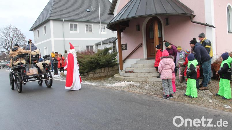 Hier legt der Nikolaus an der Kapelle in Hinterbrünst ein Pakt mit Geschenken ab. Bild: pi