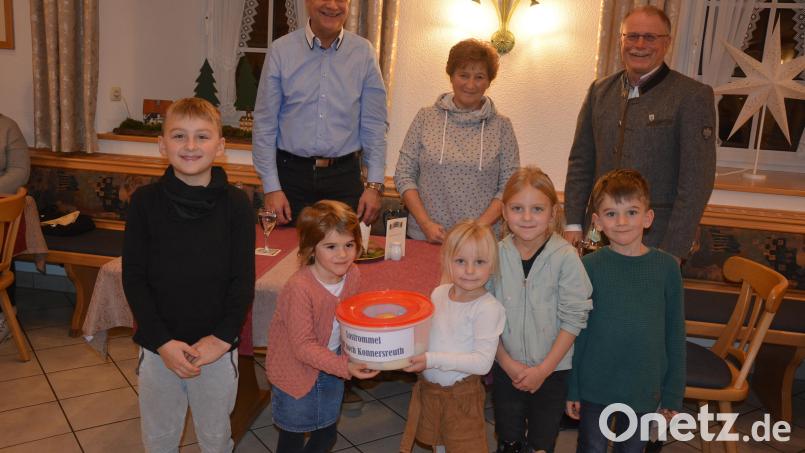 Unter der Aufsicht von Josef Andritzky, Maria Neumann und Bürgermeister Max Bindl (hinten, von links) zogen die Kinder Henri, Ella, Janika, Finnja und Leo (von links) die 60 Gewinner-Lose der „Kopf hoch“-Weihnachtsaktion. Bild: jr