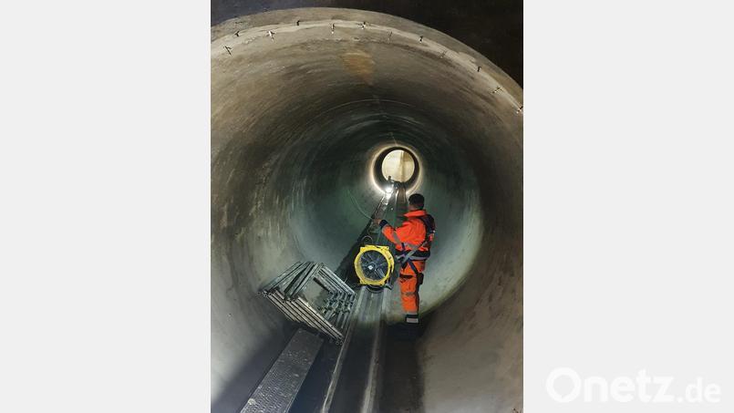 Der Umfang des unterirdischen Regenrückhaltebeckens wird im Vergleich zur Größe eines Bauhofmitarbeiters deutlich. Bild: bey