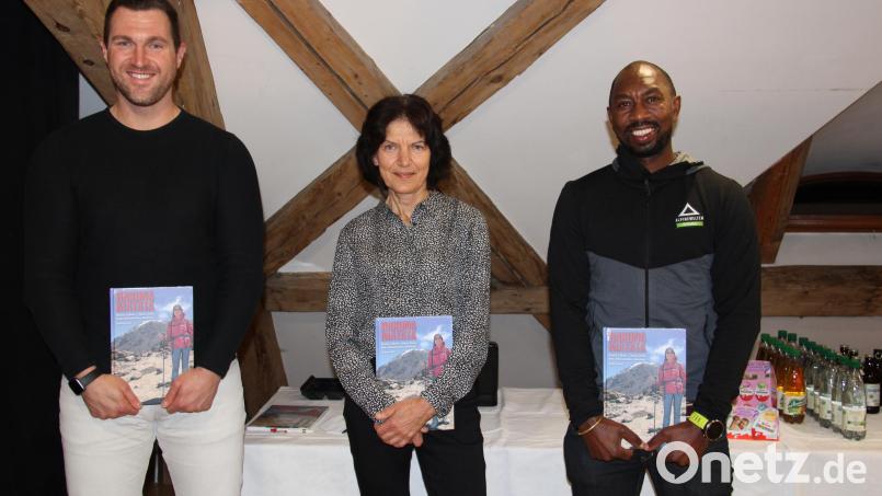 Ihr Trainer Markus Maier (links) und Bergführer Sebastian Tenga haben maßgeblichen Anteil daran, dass Gudrun Graf den Kilimandscharo besteigen konnte. Darüber hat sie ein Buch geschrieben. Bild: prh