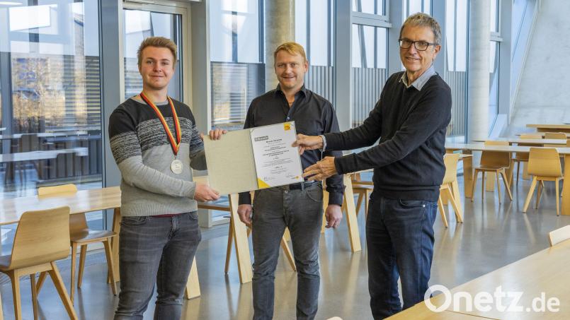 Marvin Zaremba mit Lothar Mauel, Ausbilder bei Baumann Automation und Firmeninhaber Georg Baumann (von links). Bild: Baumann Automation/exb