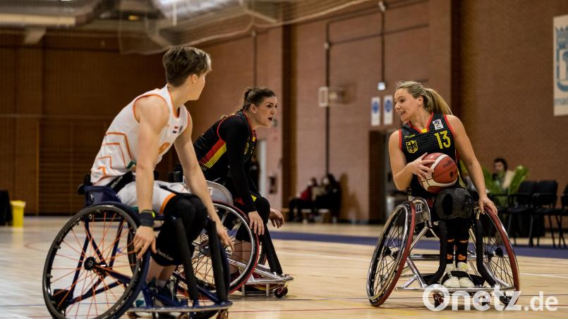 Svenja Mayer (rechts) im Auftaktspiel der Europameisterschaft gegen die Niederlande. Bild: Stephanie Wunderl