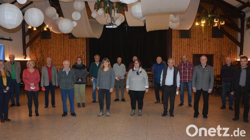 Für jahrzehntelange Treue ehrte der Verdi-Ortsverband Stiftland zahlreiche Mitglieder. Unser Bild zeigt die Geehrten mit den Vorstandsmitgliedern sowie dem Konnersreuther Bürgermeister Max Bindl (Dritter von rechts) und Gewerkschaftssekretärin Marina Mühlbauer (links). Bild: jr