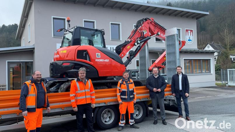 Bauhofleiter Rudi Scharf (Zweiter von links) und die Maschinisten Tobias Sölch (links) und Albert Ullamann präsentieren den neuen Bagger sowie den neuen Anhänger Bürgermeister Frank Zeitler und Geschäftsstellenleiter Thomas Prey . Bild: Marko Pammer/exb
